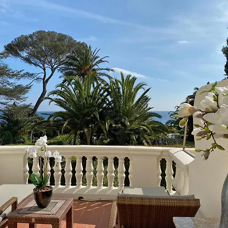 On Cote D'azur With Beachfront Views Appartement Saint-Raphaël