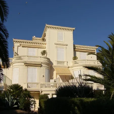 On Cote D'azur With Beachfront Views *