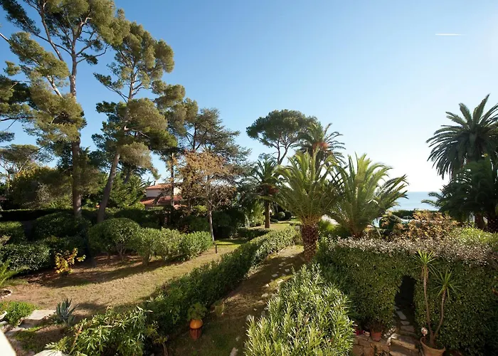 On Cote D'azur With Beachfront Views Apartmán